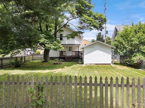 4th image of 890 Grace St