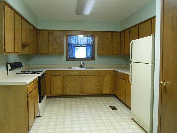 3rd image of 28 Menominee Dr