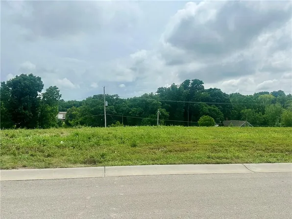 13835 NW 70th St, Parkville, MO 64152