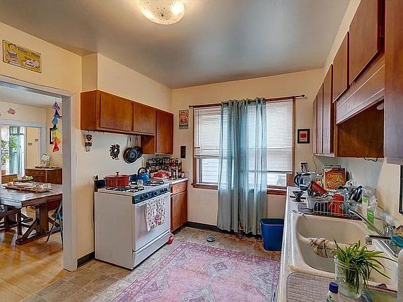 5th image of 2318-2320 E Washington Ave #1