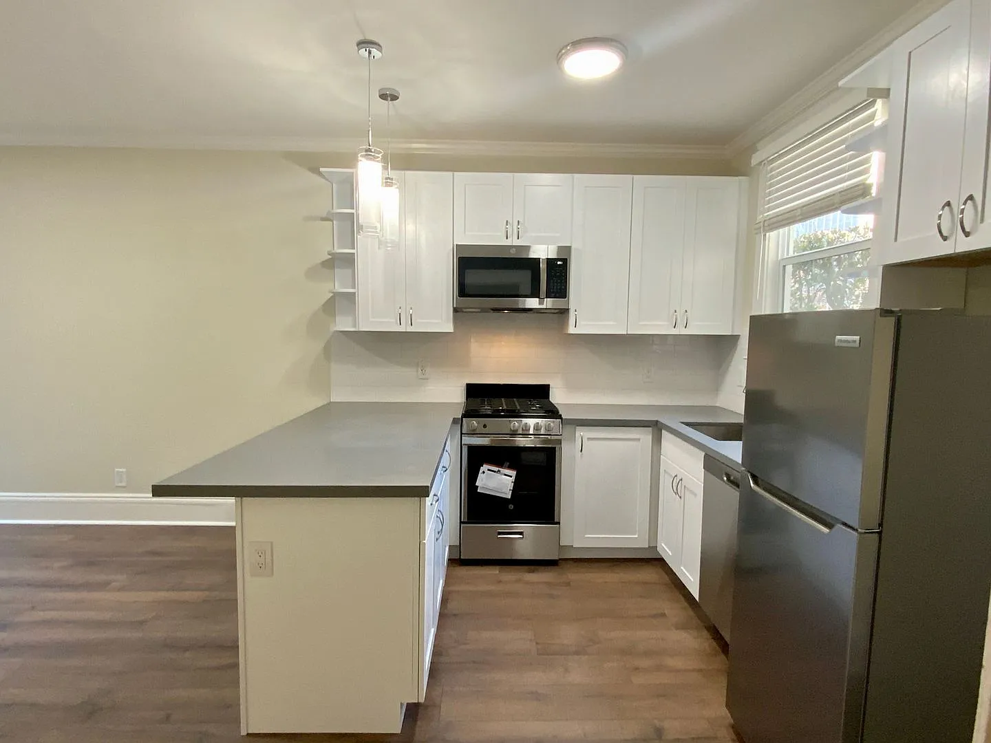 Renovated Top Floor! Dishwasher! Hardwood! Bright! Balcony! — Photo 2