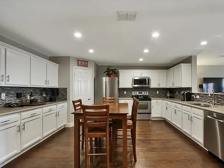 1007 Shelborn Dr — Photo 1