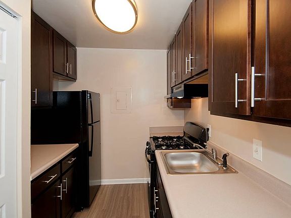 4th image of 414 N Armistead St