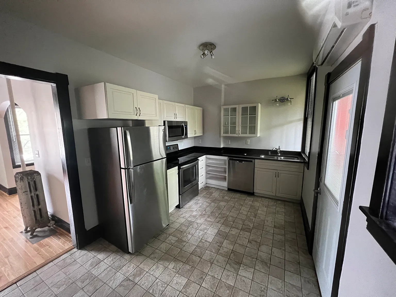 112 Magnolia — Photo 1