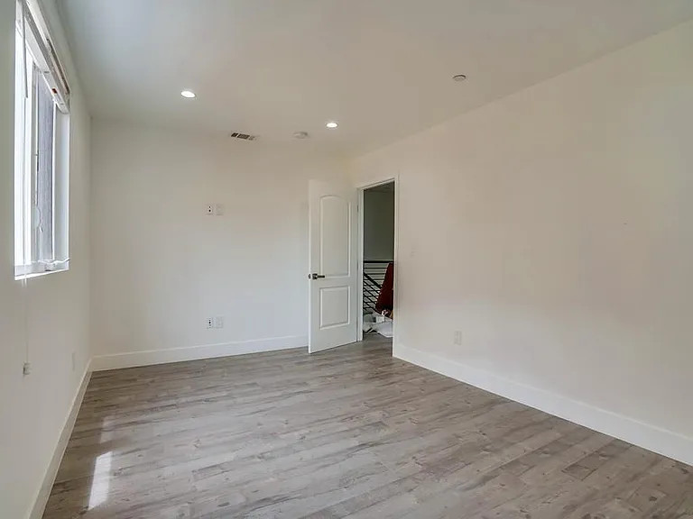 2300 Carmona Ave — Photo 33