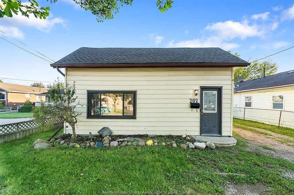 3 bed, $2,200 — Photo 1