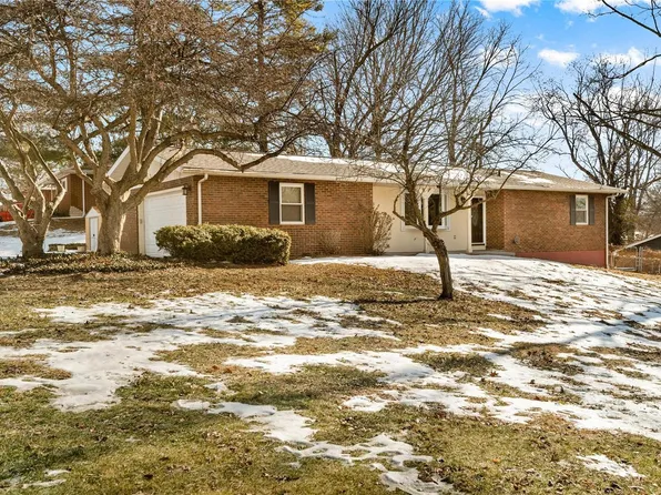 201 Lake Hillcrest Dr, Glen Carbon, IL 62034