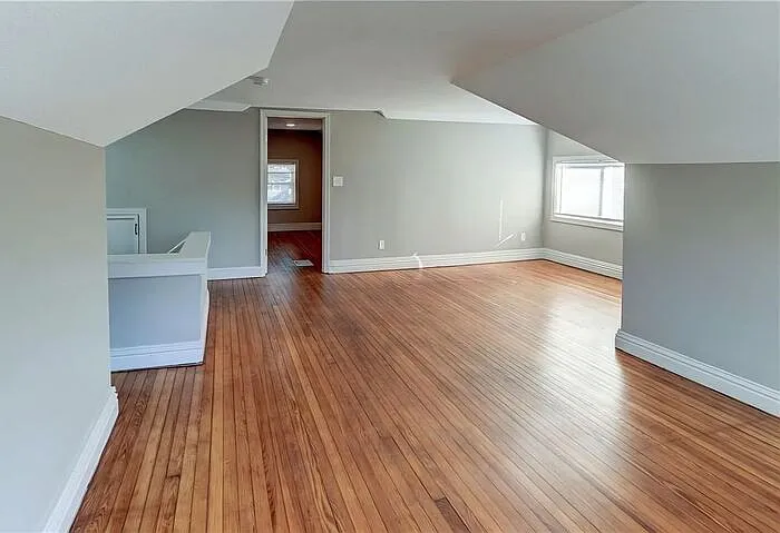 5 bed, 2.0 bath, 2426 sqft, $1,925 — Photo 2