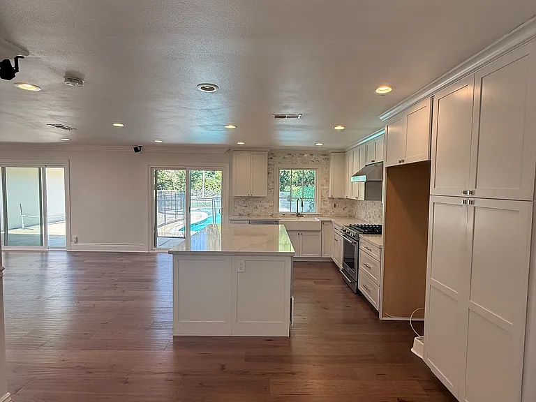 1348 Hollydale Dr — Photo 3