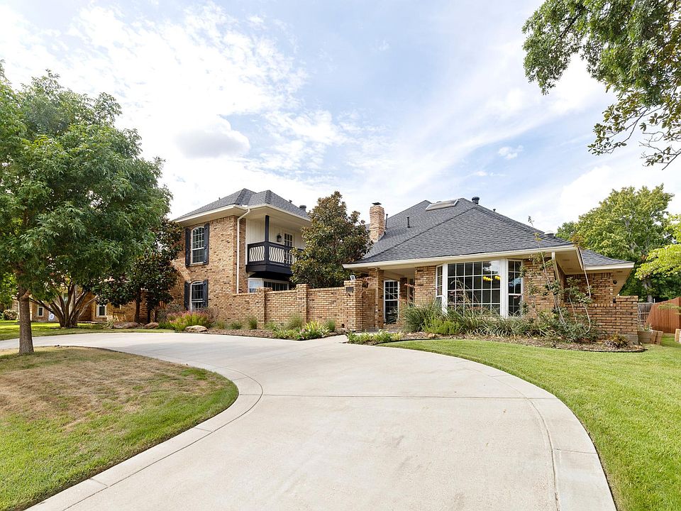 Spacious front driveway with ample parking for guests!