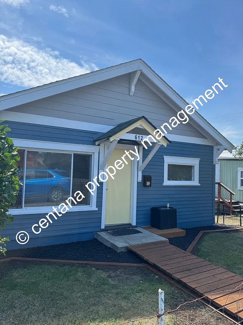 Remodeled 2 bedroom house with yard and private deck. — Photo 1