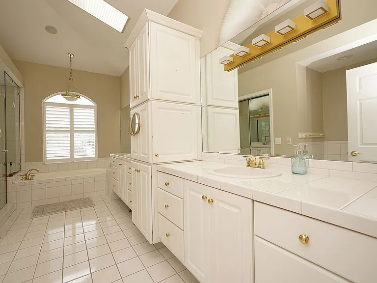 1534 Glenlake Cir — Photo 26