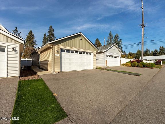 2nd image of 1459 E Seleta Ln