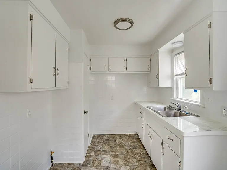 1343 Victory Dr — Photo 2