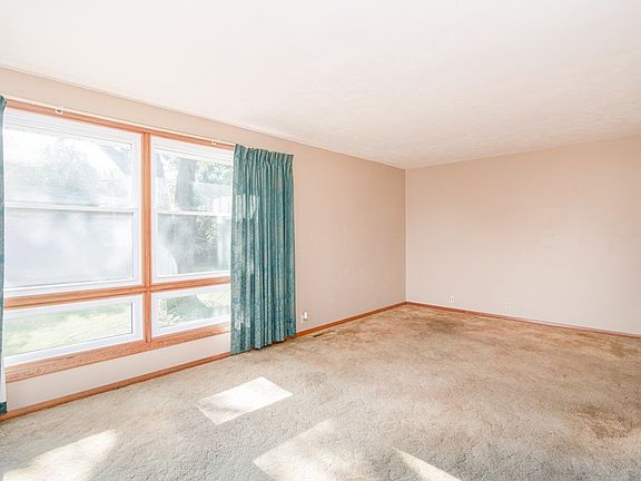 5th image of 117 Grasmere Ave