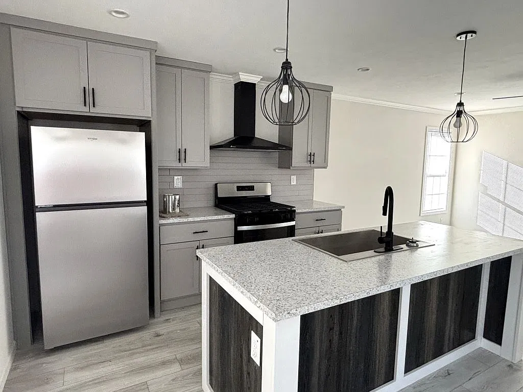 3 bed, 2.0 bath, 1021 sqft, $1,550 — Photo 2