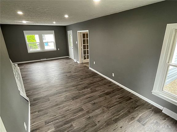 4th image of 39 E Main St
