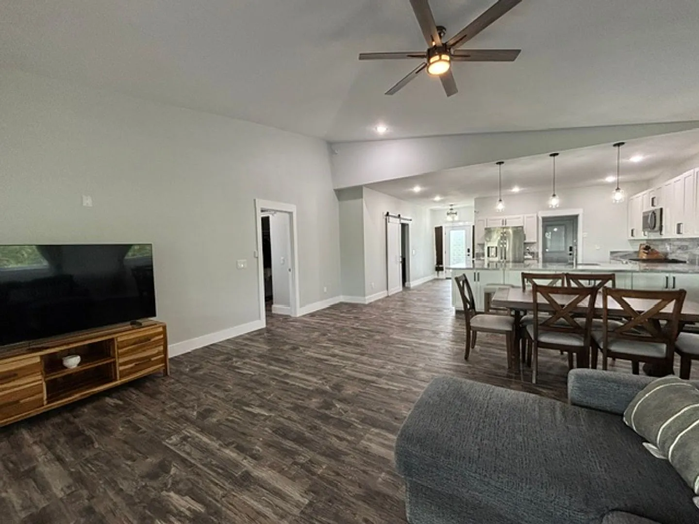 Gorgeous Pet Friendly 3 Bedroom / 2 Bath Executive Home in Discovery Harbor — Photo 3
