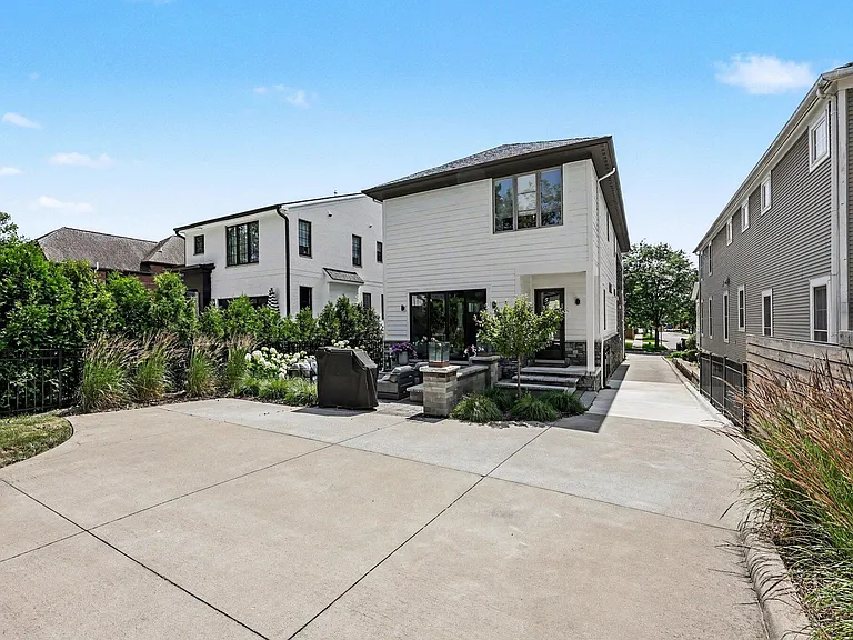 484 Park St — Photo 109