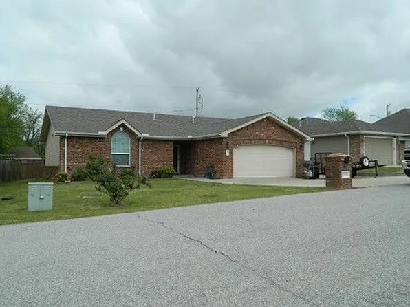 1505 W 9th St, Grove, OK 74344