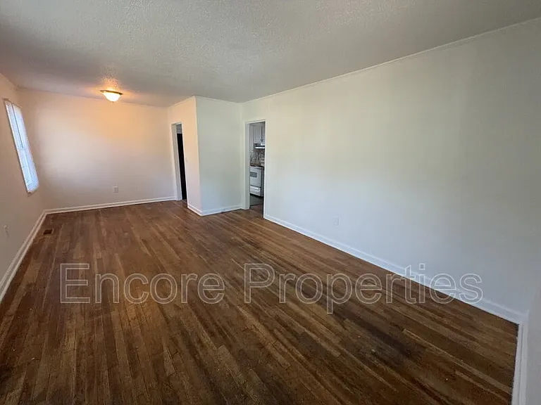 2731 Knowles St — Photo 2