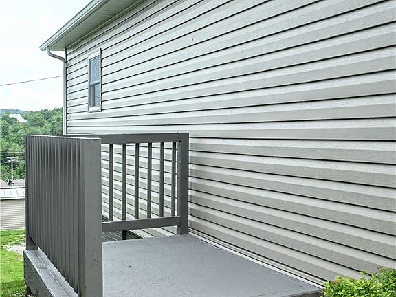 3rd image of 400 E 4th Ave