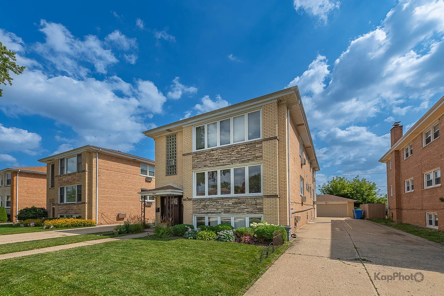 3 bed, 1.5 bath, 1479 sqft, $2,400 — Photo 1