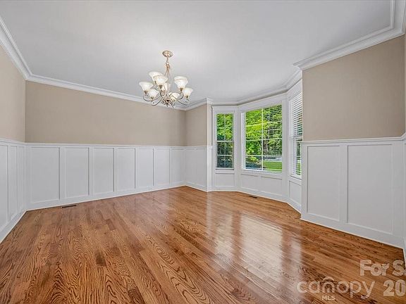 5th image of 836 Elizabeth Ln