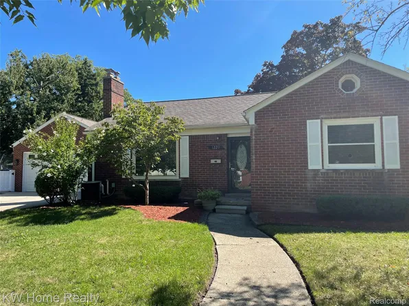 1220 Elford Ct, Grosse Pointe Woods, MI 48236