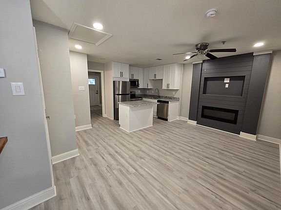 4th image of 412 Westbury Glen Ln