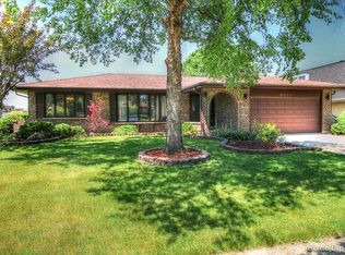 8674 Wood Vale Dr, Darien, IL