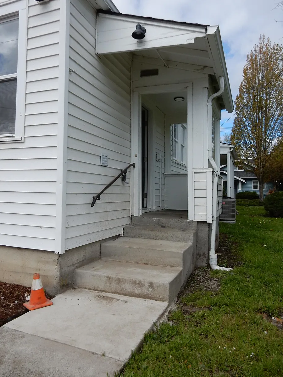 Building Photo - 1456 Liberty St NE #1