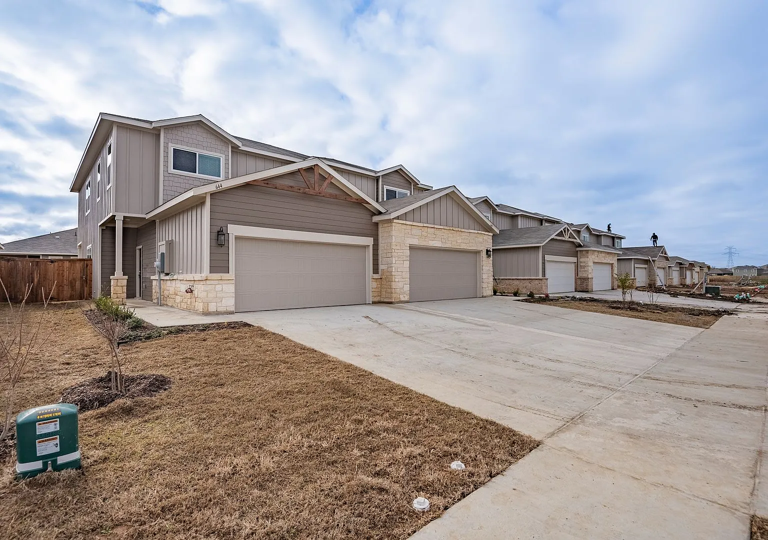 Gorgeous 4 Bedroom Duplex Located In Midlothian Isd! — Photo 2