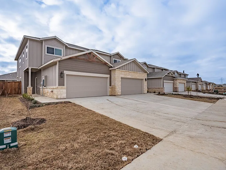 644 Wheatfield Dr — Photo 2