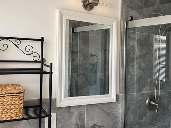 4th image of 380 Garibaldi Ave #2