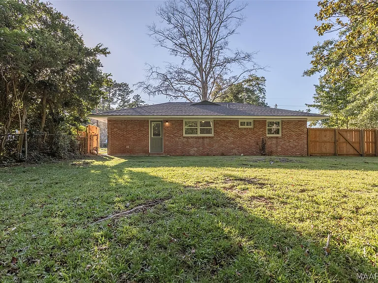 221 Moncrief St — Photo 22