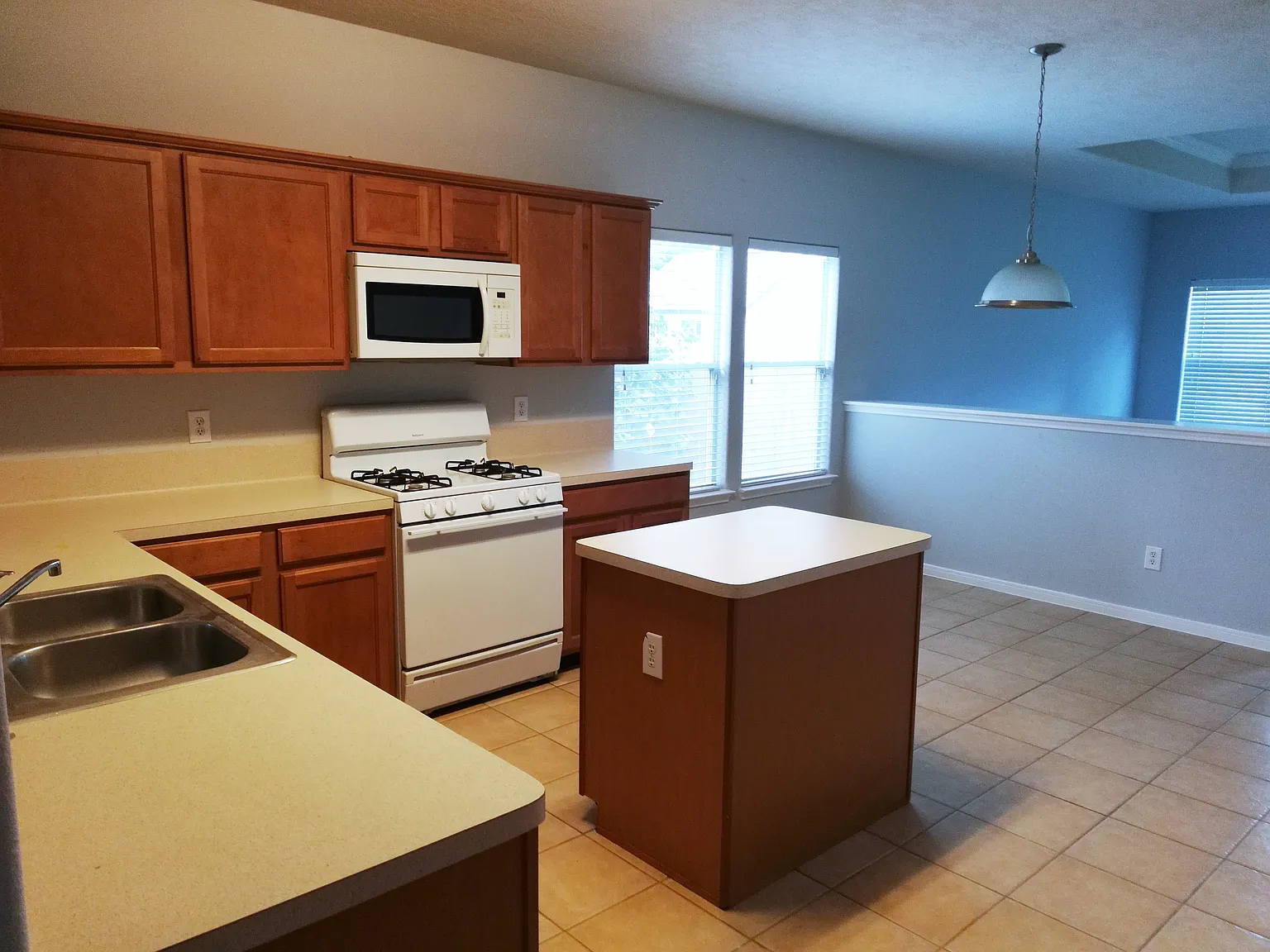 4 bed, 2065 sqft, $2,399 — Photo 2