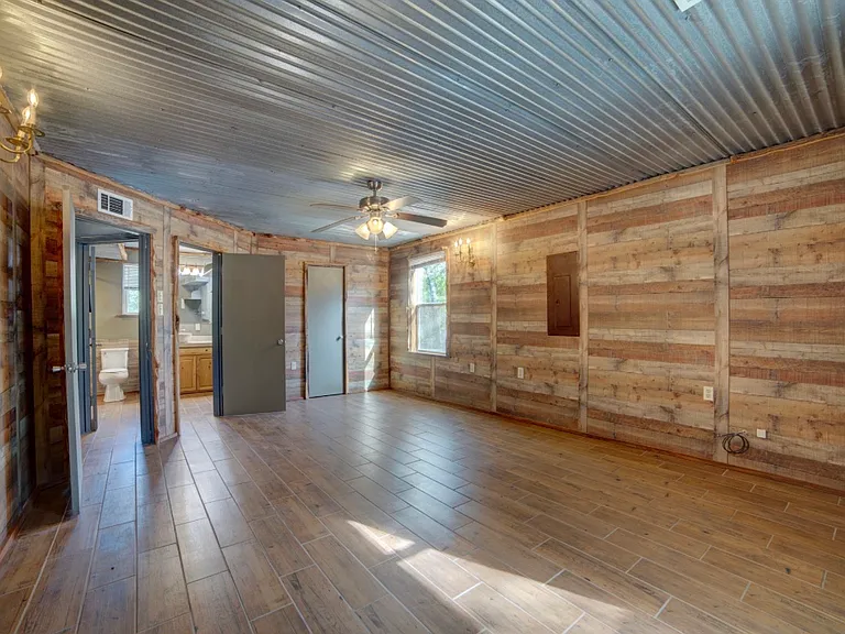 8851 Private Road 5204 — Photo 2