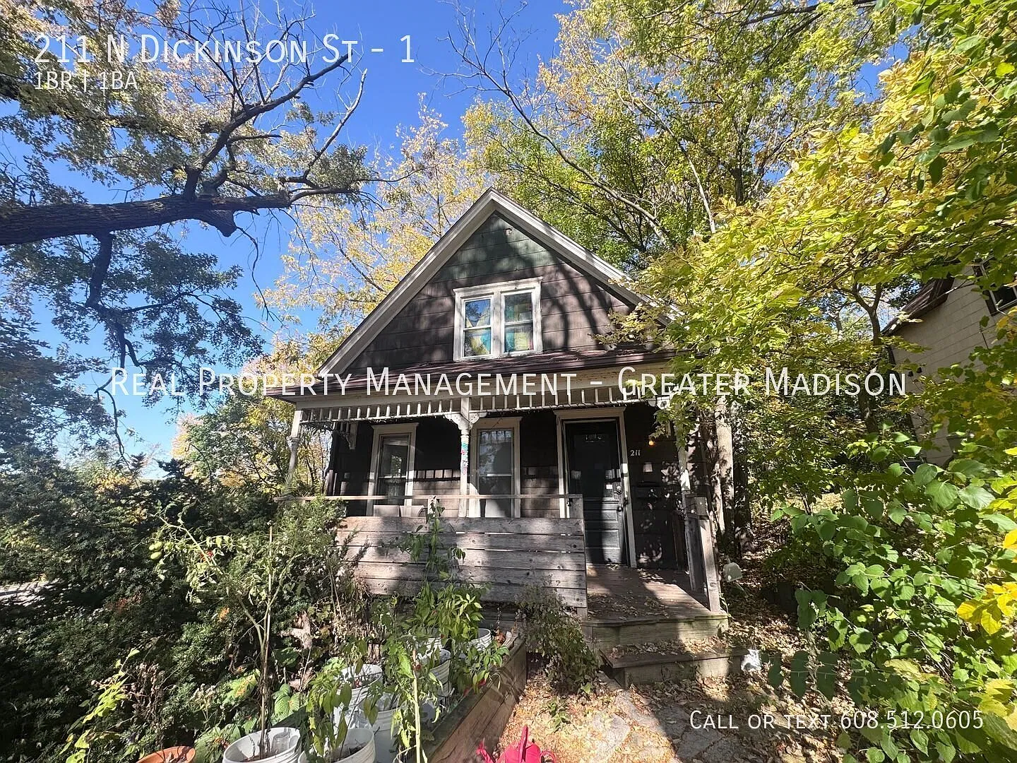 Vintage 1-Bedroom Apartment with Hardwood Floors and Large Yard! — Photo 1
