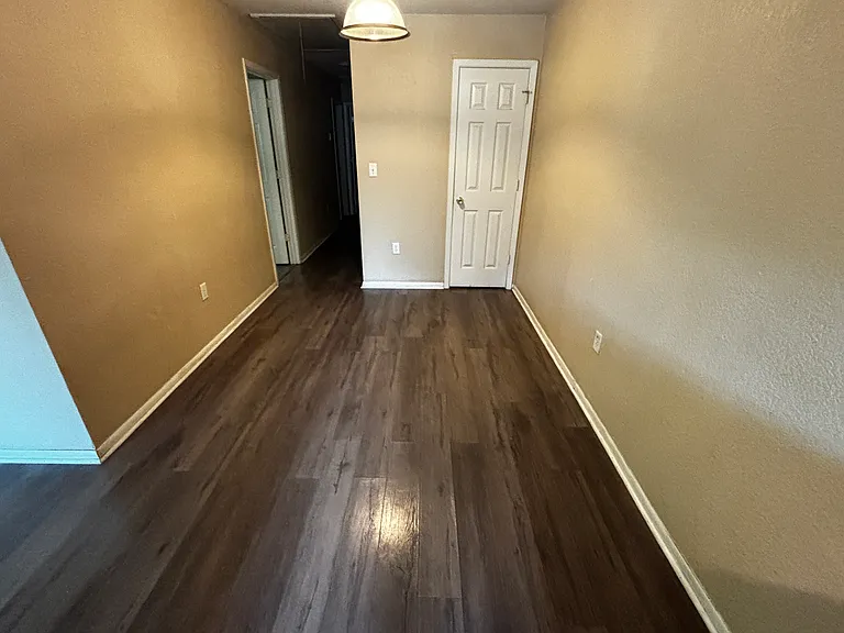 953 W Elm St — Photo 6