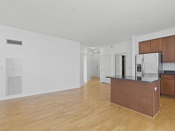 4th image of 1134 W Granville Ave #1003
