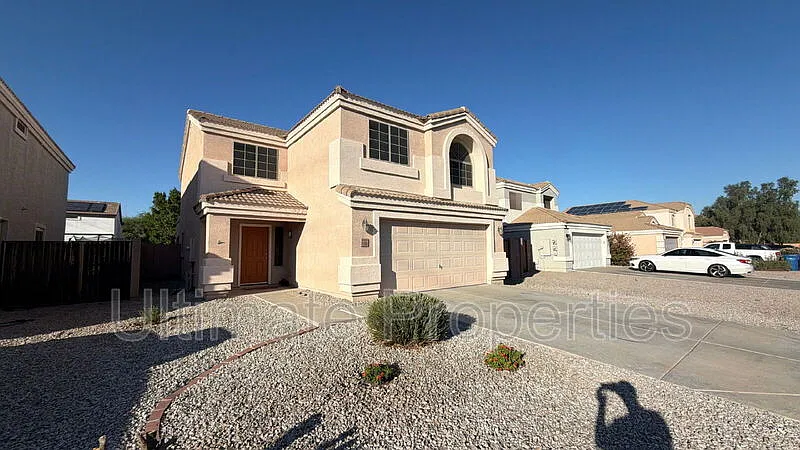 3 bed, 2.0 bath, 1949 sqft, $2,095 — Photo 2