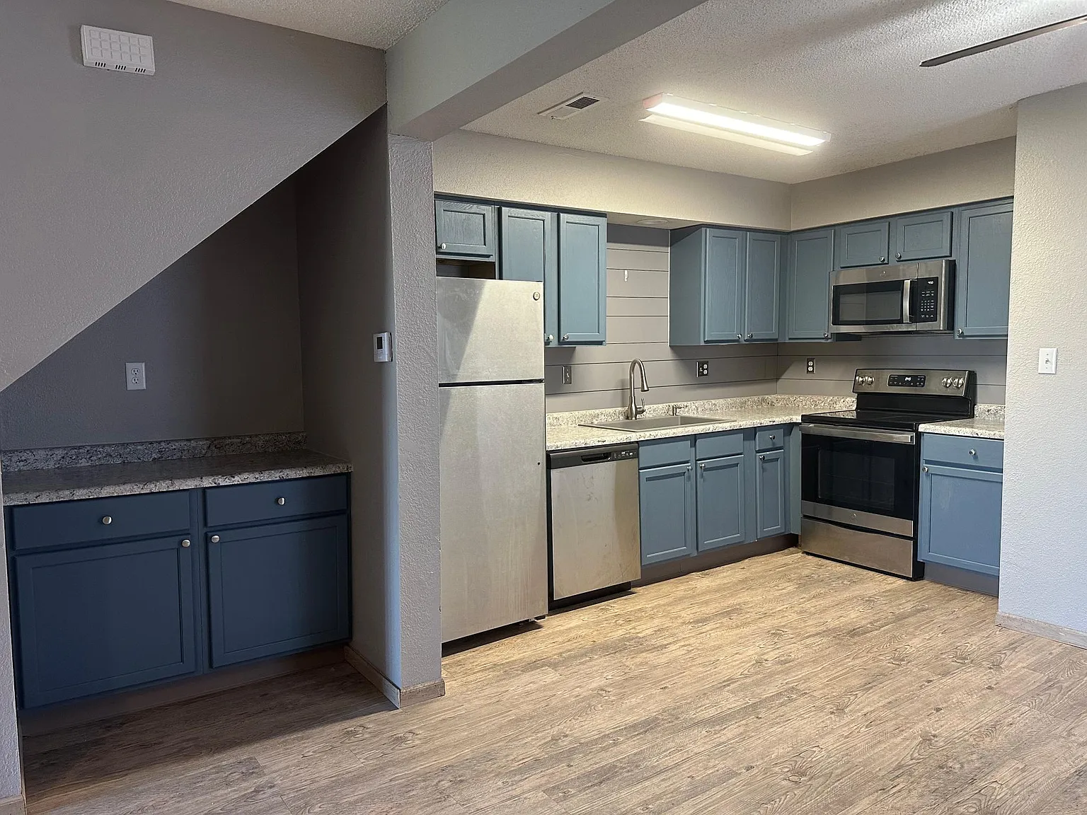 3 bed, 2.5 bath, 1359 sqft, $1,595 — Photo 2