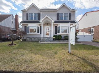 975 Oaks Dr, Franklin Square, NY 11010