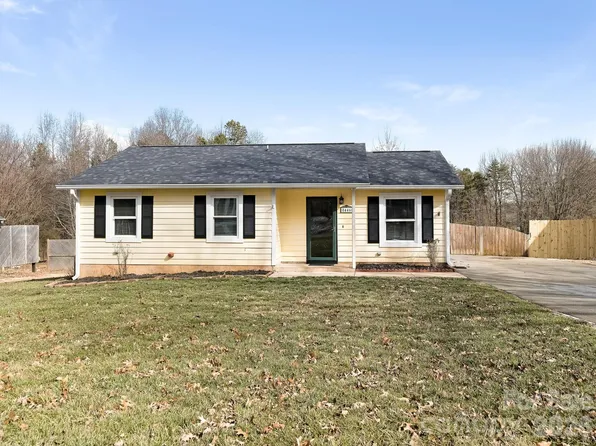 8446 Clear Meadow Ln, Charlotte, NC 28227