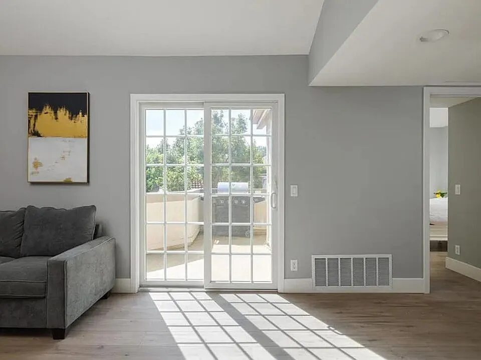 2 bed, 900 sqft, $3,295 — Photo 4