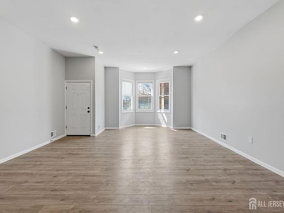 5th image of 327 S Orange Ave Floor 1