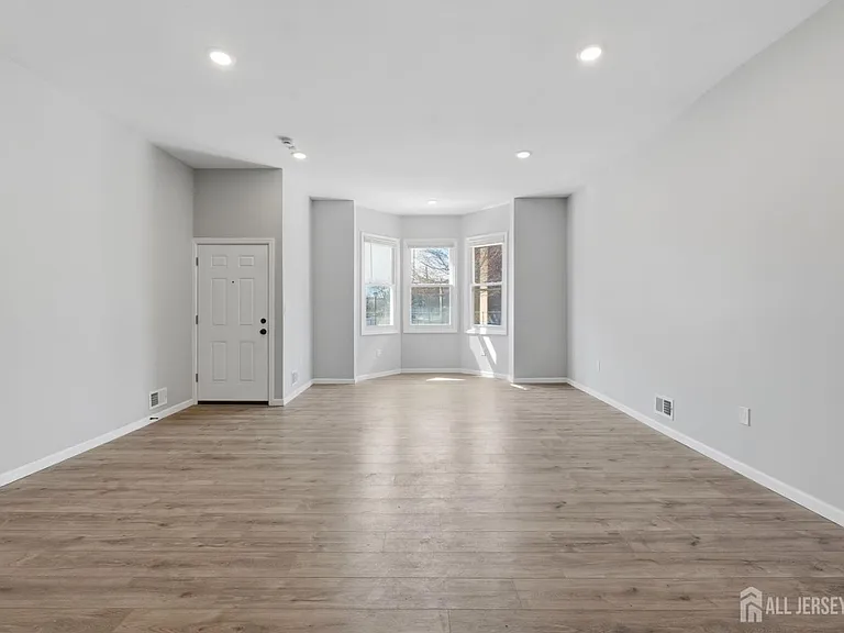 327 S Orange Ave #1 — Photo 5