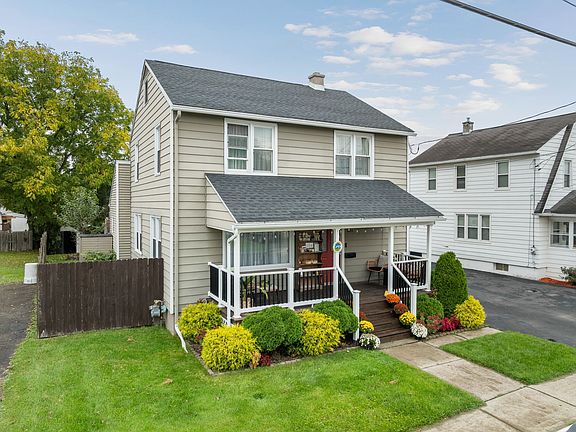 3rd image of 611 Maple St