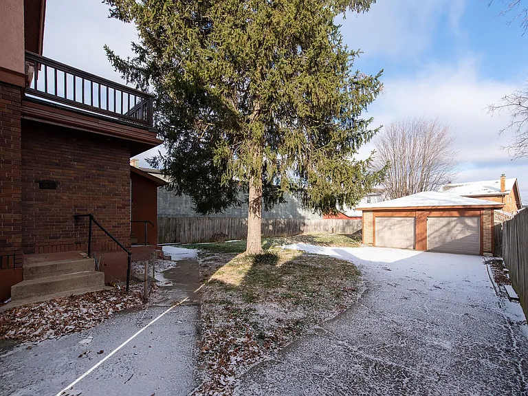 Beautifully updated Tudor style duplex. Upper unit. Large rooms. 2 balconies, private entry. Fenc... — Photo 37